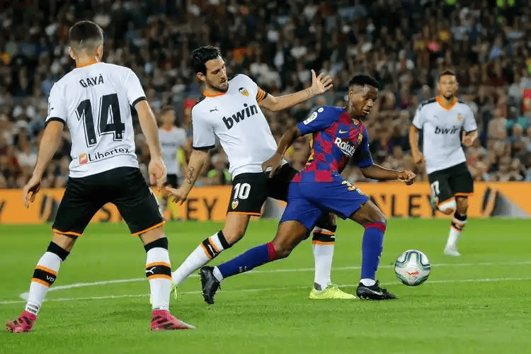 欧冠生死局:比利亚雷主场韧性对决阿贾克斯青春风暴